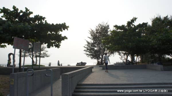 假日時會有很多人在這看海-台南觀夕平台